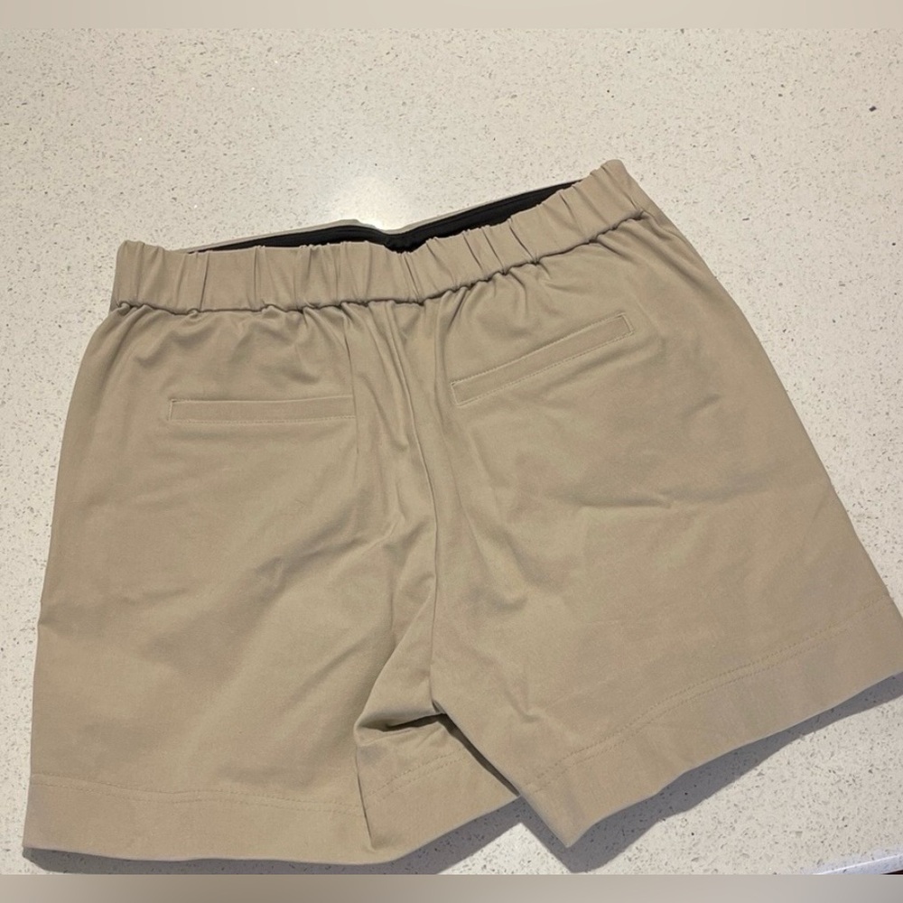 Lyssé New York smoothing stretch khaki shorts XS NWT